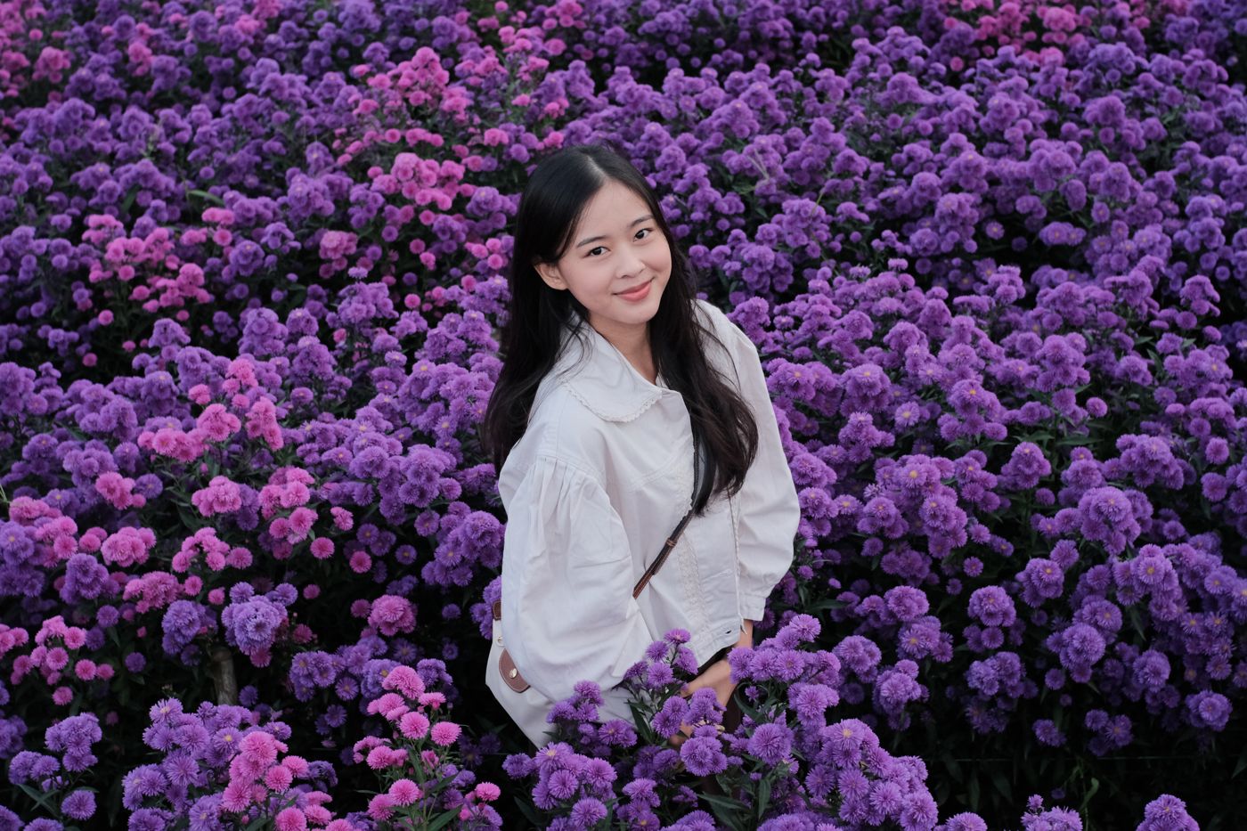 Pengunjung Popotoan berfoto di tengah lautan bunga ungu, Gia's Grange